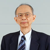 Headshot of Phornvit Phacharintanakul.