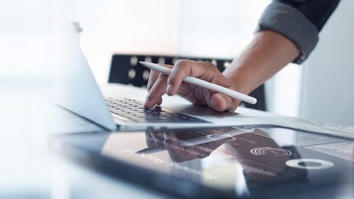 Citeline subscriber accessing Citeline's commercial tools and data to understand the competitive landscape.